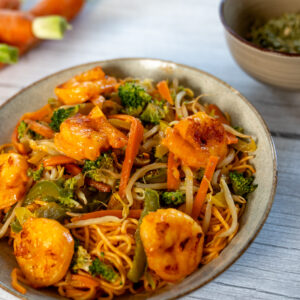 Wok met scampi’s, wokgroenten en rode currysaus