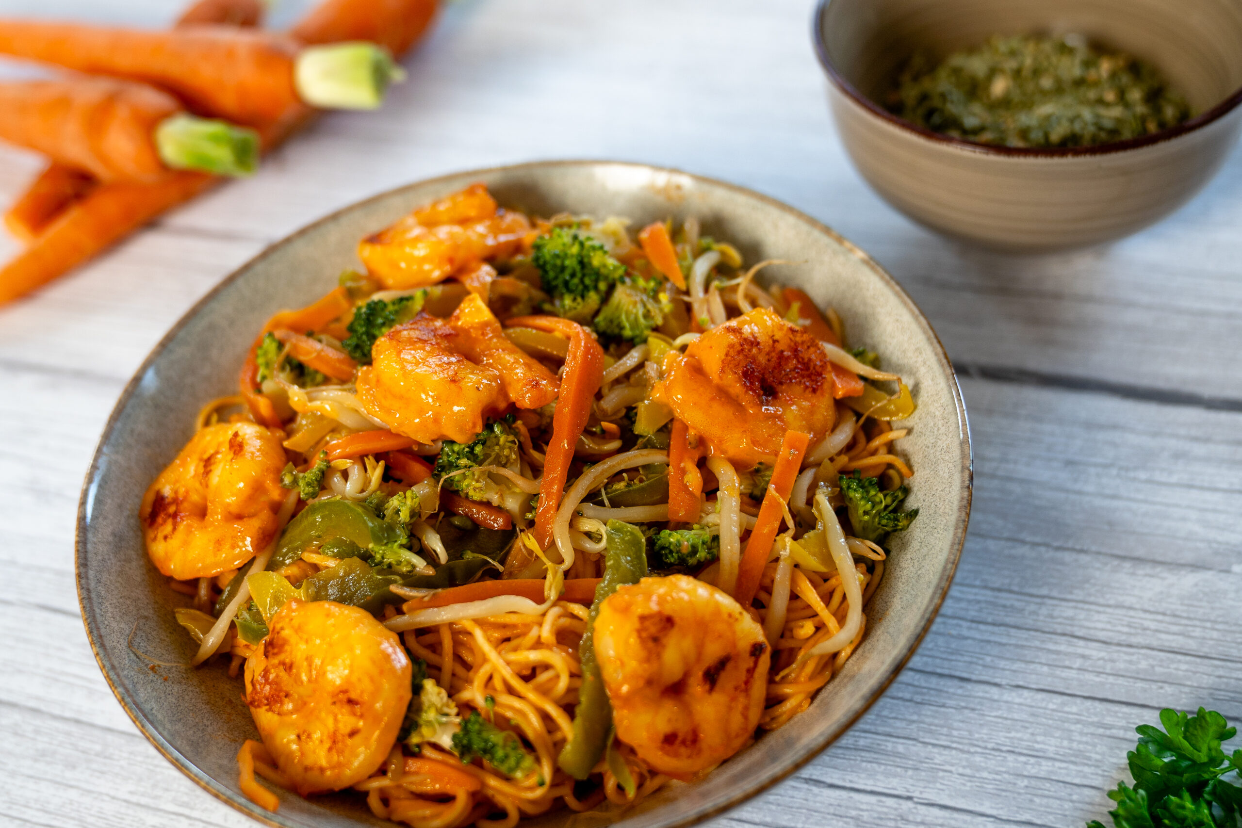 Wok met scampi, rode curry-kokossaus en wok groenten