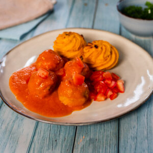 Kippenballetjes met tomatensaus en Pommes duchesse van zoete aardappel