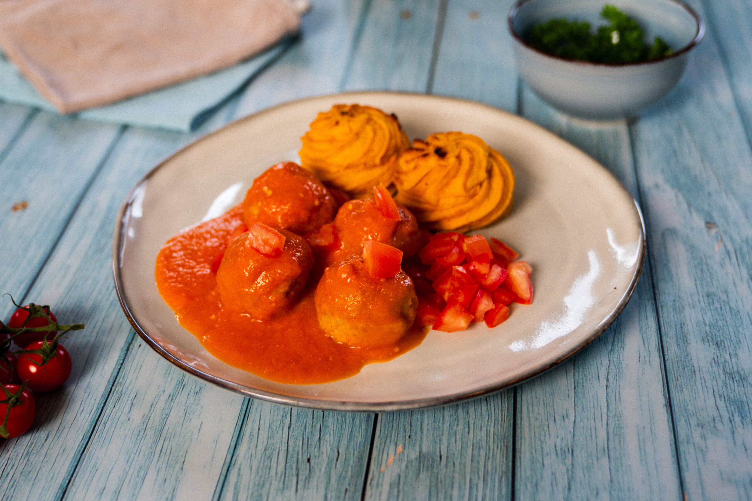 Kippenballetjes met tomatensaus en pommes duchesse van zoete aardappel