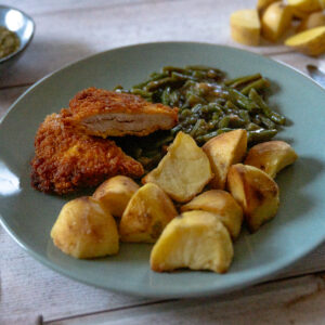 Cordon bleu met vleesjus, bonen en gebakken aardappelen