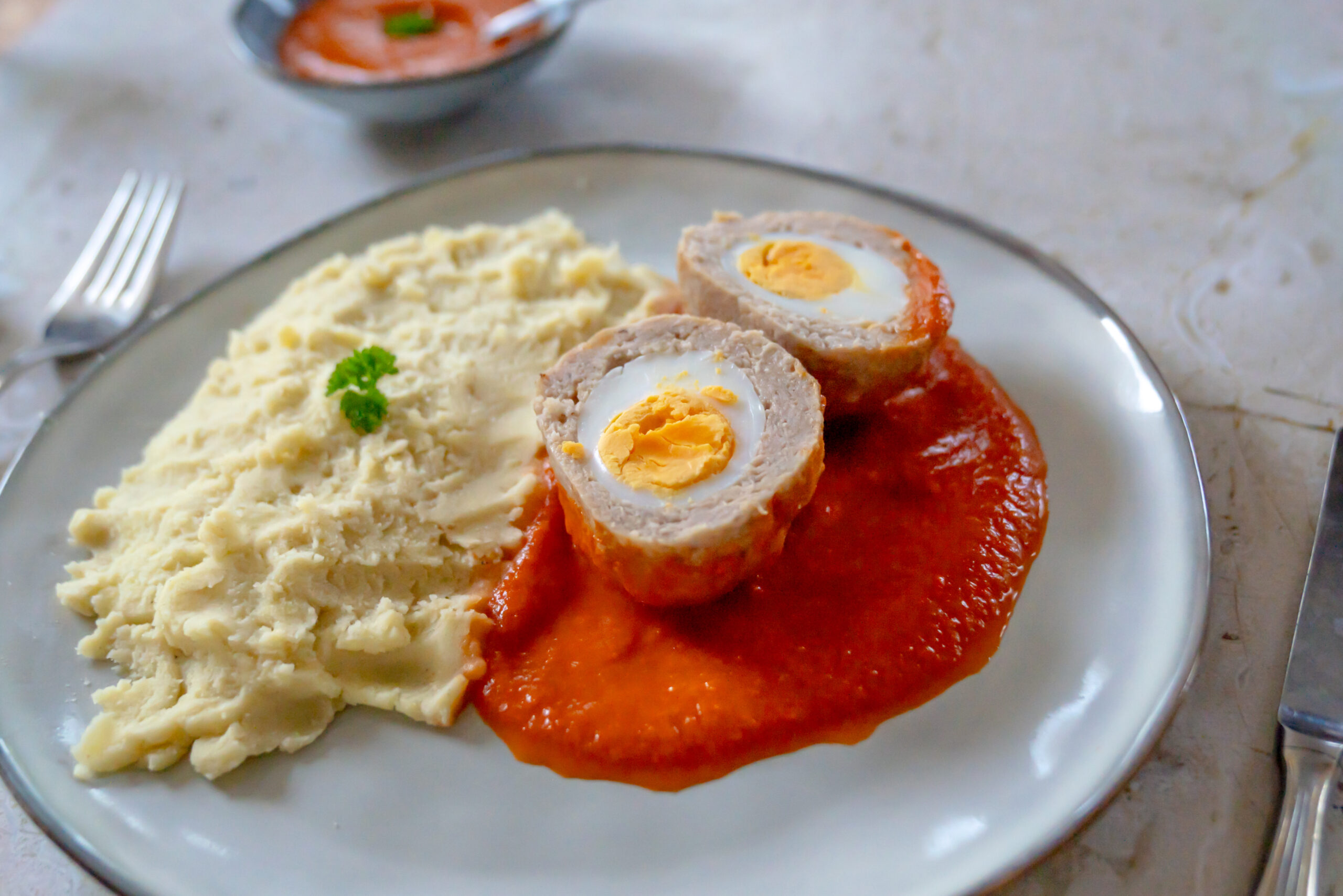 Vogelnestje met tomatensaus en puree