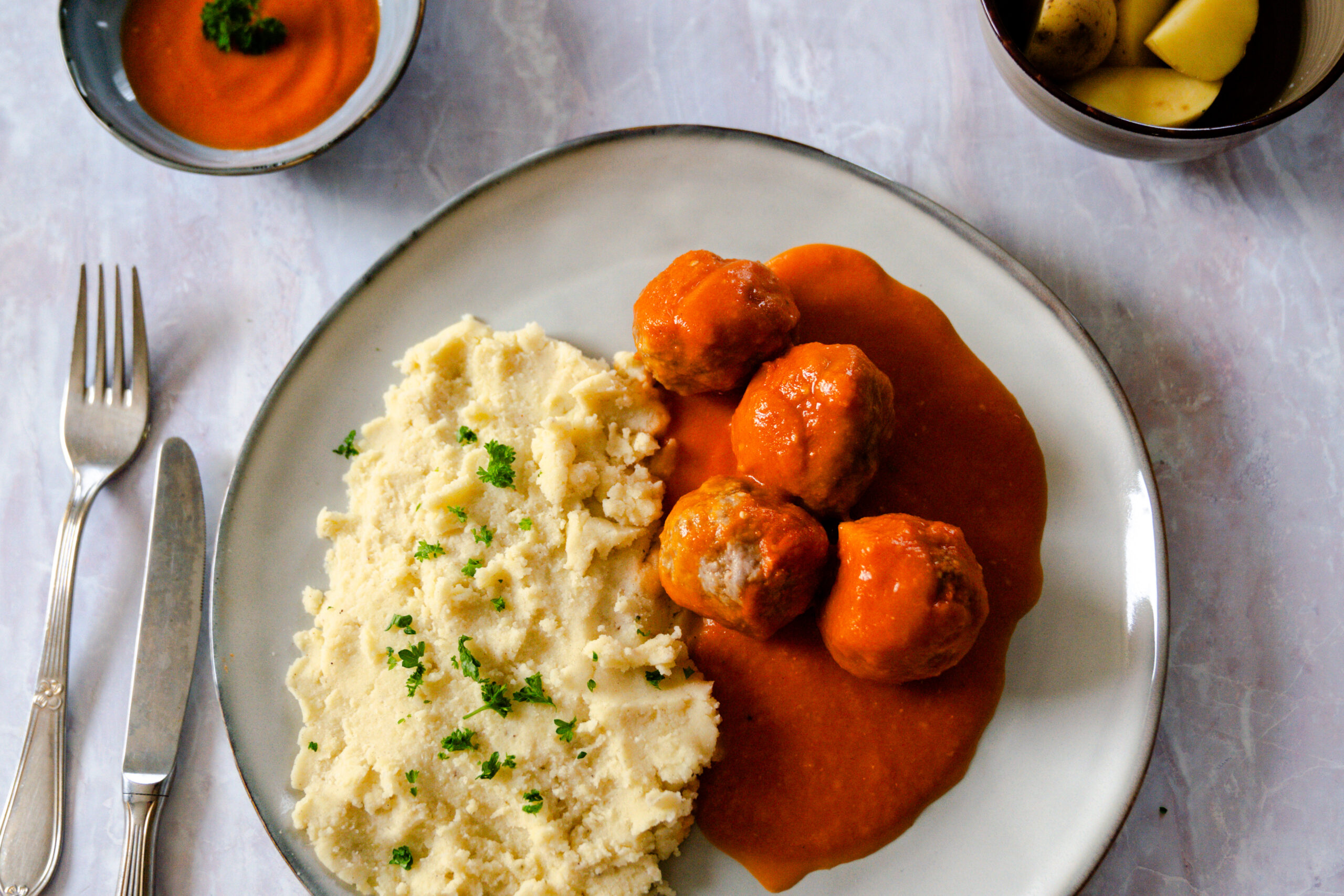 Balletjes in tomatensaus met puree